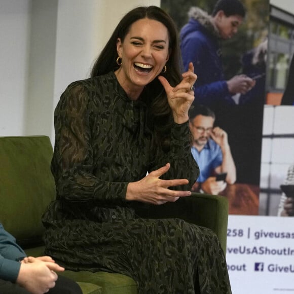 Catherine (Kate) Middleton, duchesse de Cambridge, en visite dans les bureaux de l'association Shout. Londres, le 26 janvier 2022.