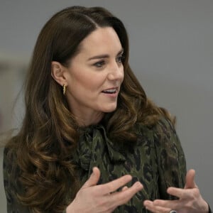 Catherine (Kate) Middleton, duchesse de Cambridge, en visite dans les bureaux de l'association Shout. Londres.