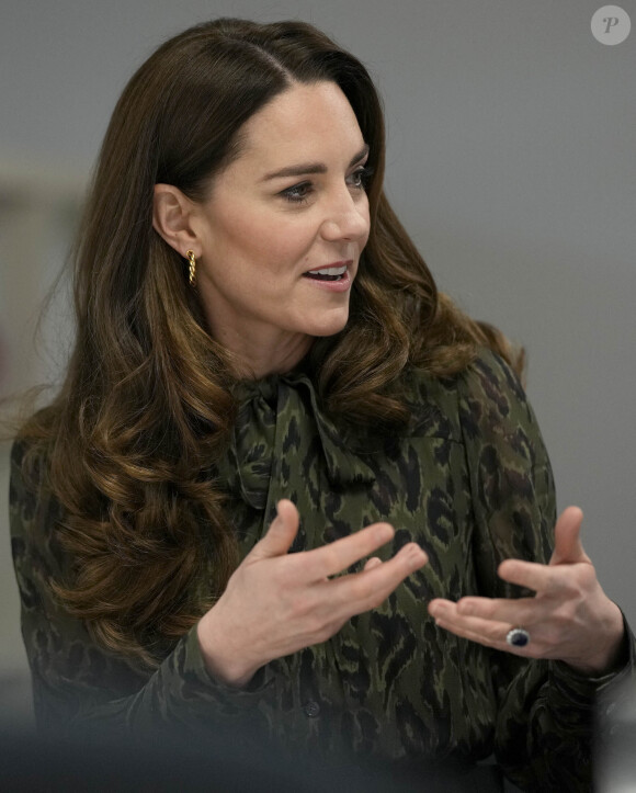 Catherine (Kate) Middleton, duchesse de Cambridge, en visite dans les bureaux de l'association Shout. Londres.