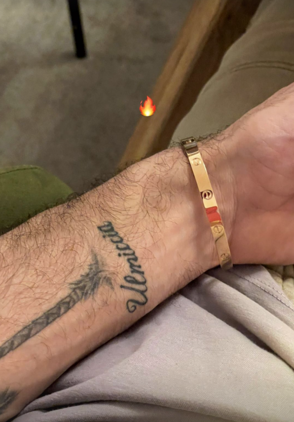 Vladimir Boudnikoff, le producteur de musique, réalisateur de clips et compagnon d'Aya Nakamura, a reçu un bracelet "Love" de Cartier de la part de la chanteuse. Janvier 2022.
