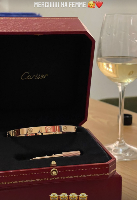 Vladimir Boudnikoff, le producteur de musique, réalisateur de clips et compagnon d'Aya Nakamura, a reçu un bracelet "Love" de Cartier de la part de la chanteuse. Janvier 2022.