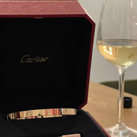 Vladimir Boudnikoff, le producteur de musique, réalisateur de clips et compagnon d'Aya Nakamura, a reçu un bracelet "Love" de Cartier de la part de la chanteuse. Janvier 2022.