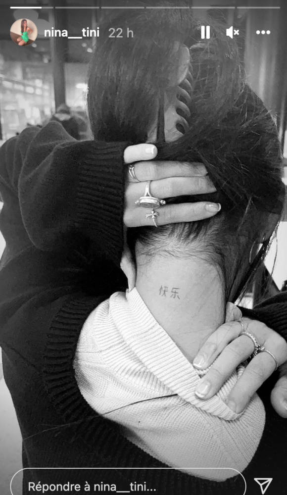 Jade Hallyday s'est fait tatouer dans le cou lors d'un voyage à New York. Janvier 2022.