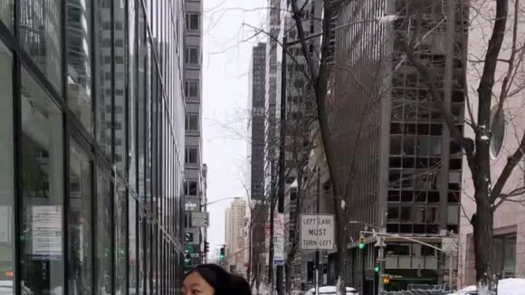 Jade Hallyday à New York lors d'une tempête de neige le 29 janvier 2022.
