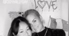 Laeticia Hallyday avec sa fille et Joy lors de la bar-mitzvah d'enfants d'amis à New York le 29 janvier 2022.