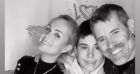 Laeticia Hallyday avec Jalil Lespert et son fils Aliocha lors de la bar-mitzvah d'enfants d'amis à New York le 29 janvier 2022.