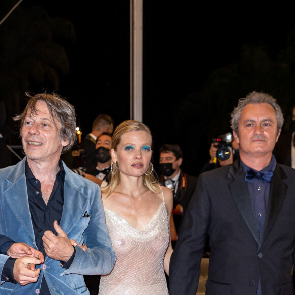 Mathieu Amalric, Mélanie Thierry (habillée en Celine), Jean-Marie Larrieu - Montée des marches du film " Tralala " lors du 74ème Festival International du Film de Cannes. Le 13 juillet 2021 © Borde-Jacovides-Moreau / Bestimage