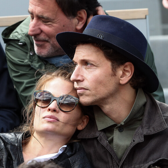 Raphael et sa compagne Mélanie Thierry - Célébrités dans les tribunes des internationaux de France de tennis de Roland Garros à Paris, France, le 7 juin 2019. © Cyril Moreau/Bestimage