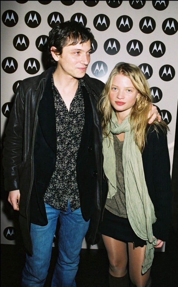 Raphaël et sa compagne Mélanie Thierry à Paris en 2004.