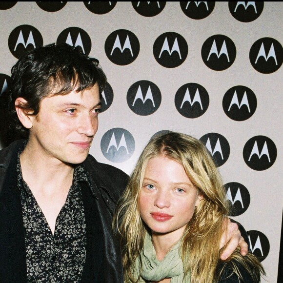 Raphaël et sa compagne Mélanie Thierry à Paris en 2004.