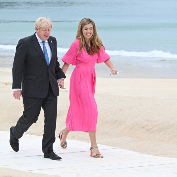 Le Premier ministre Boris Johnson et sa femme Carrie lors de l'accueil officiel au sommet des dirigeants du G7 à Carbis Bay, Royaume Uni, le 11 juin 2021.