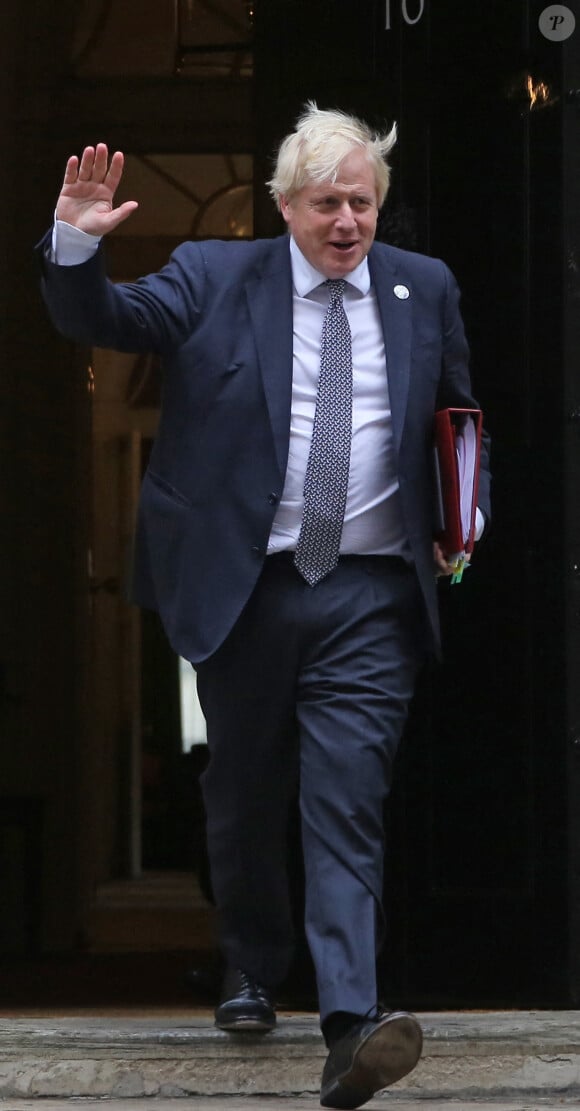Le Premier ministre britannique Boris Johnson quitte le 10, Downing Street pour se rendre à la session des questions au Parlement à Londres