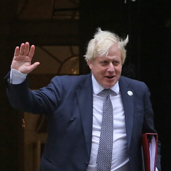 Le Premier ministre britannique Boris Johnson quitte le 10, Downing Street pour se rendre à la session des questions au Parlement à Londres