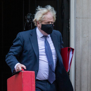 Le Premier ministre britannique Boris Johnson quitte sa résidence du 10 Downing Street pour se rendre à la session de questions au Parlement à Londres, le 17 novembre 2021