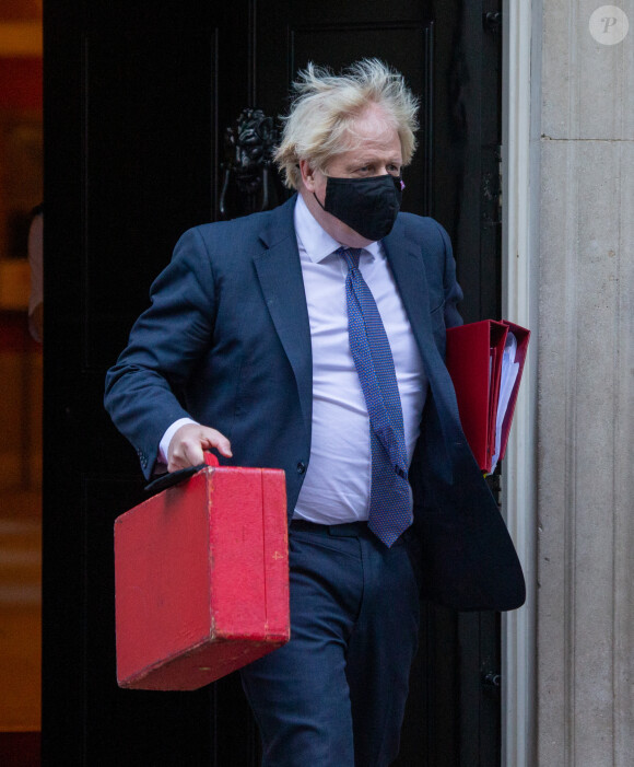 Le Premier ministre britannique Boris Johnson quitte sa résidence du 10 Downing Street pour se rendre à la session de questions au Parlement à Londres, le 17 novembre 2021