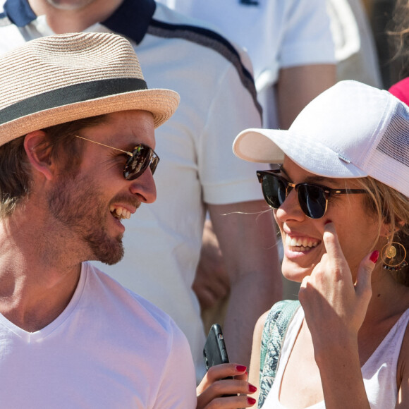 Élodie Fontan et son compagnon Philippe Lacheau dans les tribunes lors des internationaux de tennis de Roland Garros à Paris, France, le 2 juin 2019. © Jacovides-Moreau/Bestimage