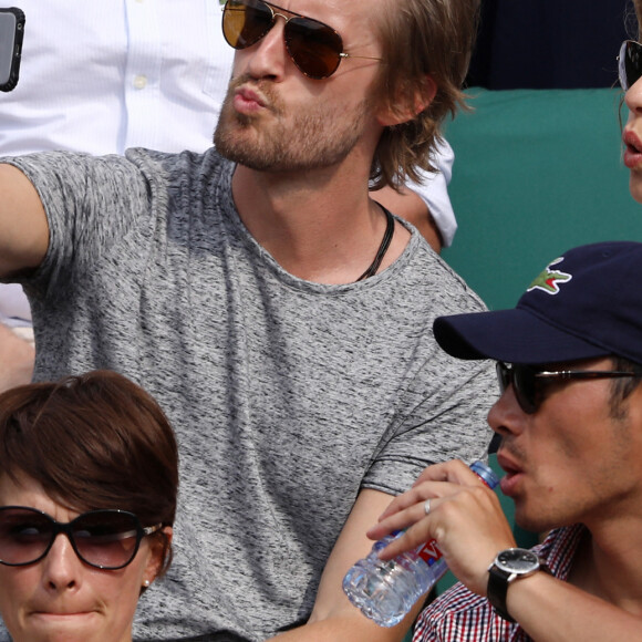 Philippe Lacheau et sa compagne Elodie Fontan dans les tribunes lors des internationaux de France de Roland Garros à Paris, le 1er juin 2017. © Dominique Jacovides - Cyril Moreau/ Bestimage