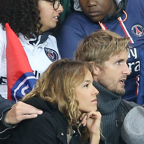 L'acteur Philippe Lacheau qui sera à l'affiche du film "Babysitting 2" et sa compagne Elodie Fontan en amoureux devant le match Psg - Guingamp au Parc des princes à Paris le 22 septembre 2015.