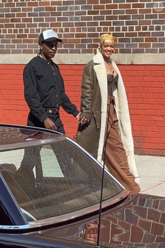 Rihanna et son compagnon A$AP Rocky, main dans la main en pleine rue à New York.