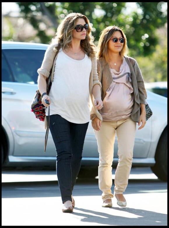 Rebecca Gayheart, enceinte, fait du shopping avec une amie à West Hollywood le 5 janvier 2010