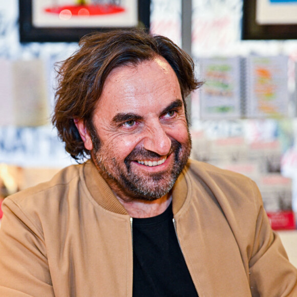 André Manoukian dédicace son livre "Sur les routes de la musique" à la librairie Filigranes à Bruxelles le 13 octobre 2021. © Frédéric Andrieu / Bestimage 