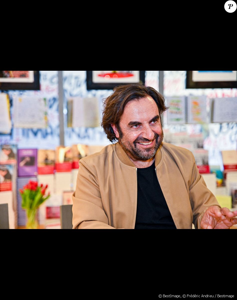 André Manoukian dédicace son livre "Sur les routes de la musique" à la librairie Filigranes à Bruxelles le 13 octobre 2021. © Frédéric Andrieu / Bestimage