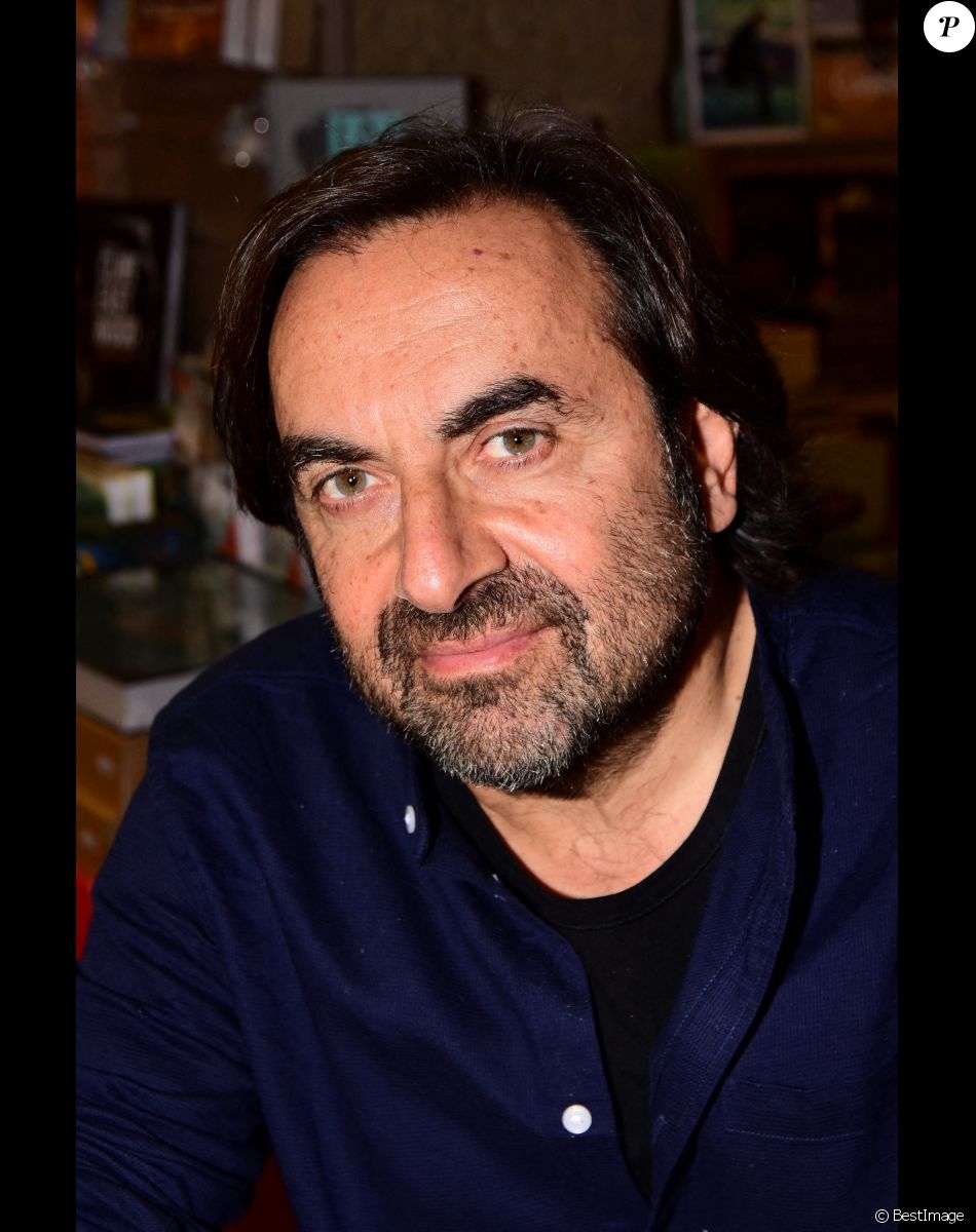 Exclusif - André Manoukian dédicace son livre "Sur les routes de la musique" à la librairie Décitre à Lyon, le 27 novembre 2021.