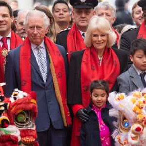 Le prince Charles, prince de Galles, et Camilla Parker Bowles, duchesse de Cornouailles, visitent Chinatown à l'occasion du Nouvel An lunaire à Londres