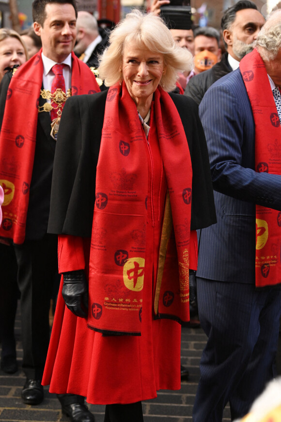 Le prince Charles, prince de Galles, et Camilla Parker Bowles, duchesse de Cornouailles, visitent Chinatown à l'occasion du Nouvel An lunaire à Londres, le 1er février 2022. 