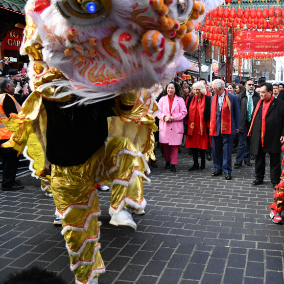 Le prince Charles, prince de Galles, et Camilla Parker Bowles, duchesse de Cornouailles, visitent Chinatown à l'occasion du Nouvel An lunaire à Londres, Royaume Uni, le 1er février 2022. 
