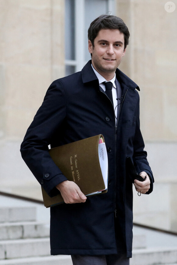 Gabriel Attal, Porte-parole du Gouvernement à la sortie du conseil des ministres, le 26 janvier 2022, au palais de l'Elysée, à Paris.