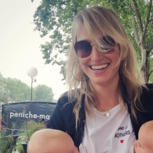 Pauline Lefèvre et ses deux jumeaux, Léopoldine et Hughes. Octobre 2021.