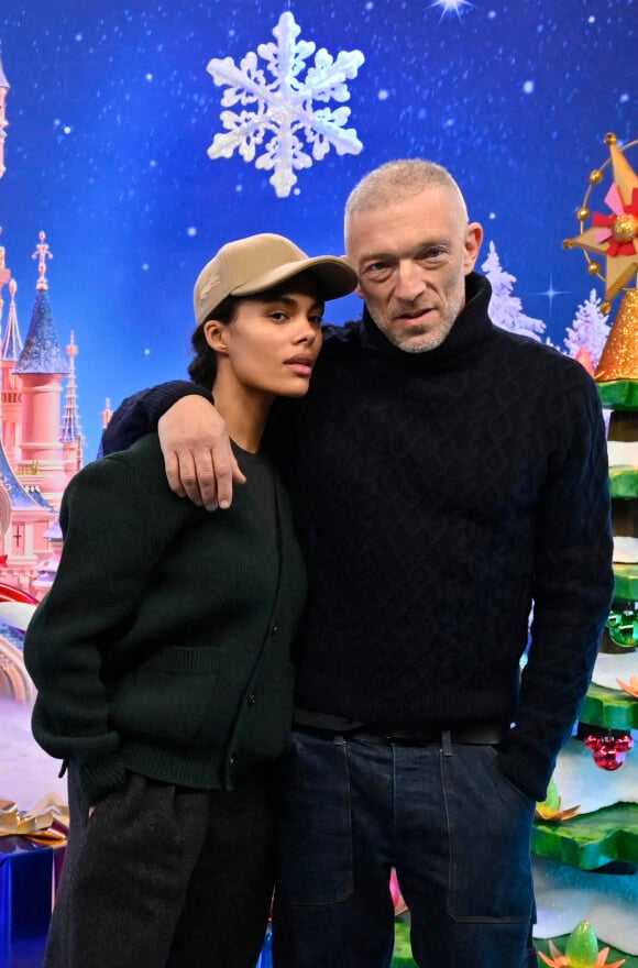 Vincent Cassel et sa femme Tina Kunakey - Les célébrités fêtent Noël à Disneyland Paris en novembre 2021. © Disney via Bestimage