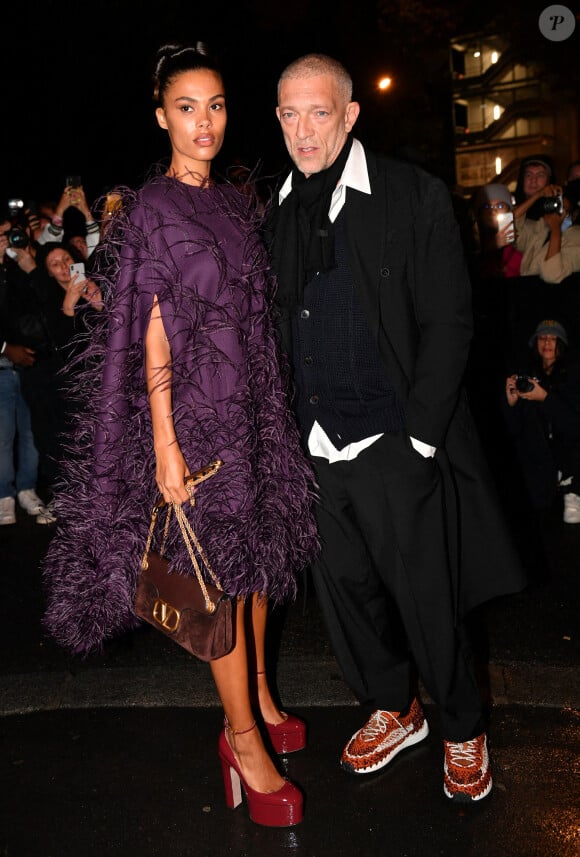 Vincent Cassel et sa femme Tina Kunakey au défilé de mode Valentino lors de la la Fashion Week printemps/été 2022 au Carreau du Temple à Paris, France, le 1er octobre 2021. © Veeren Ramsamy-Christophe Clovis/Bestimage 