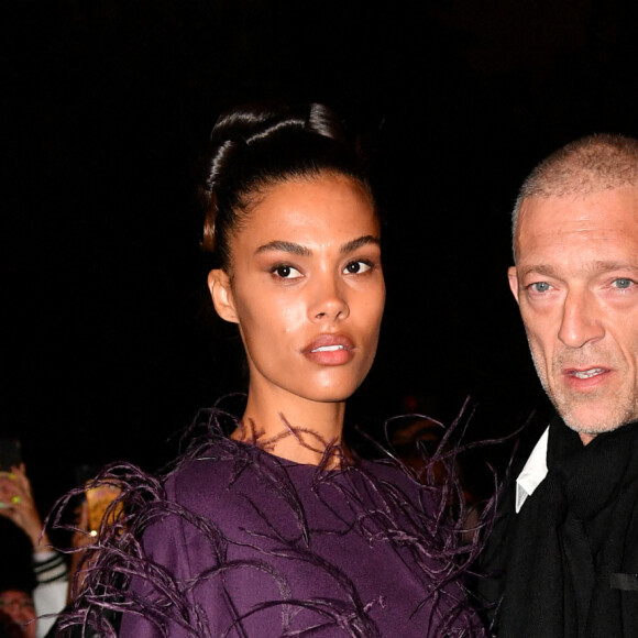 Vincent Cassel et sa femme Tina Kunakey au défilé de mode Valentino lors de la la Fashion Week printemps/été 2022 au Carreau du Temple à Paris, France, le 1er octobre 2021. © Veeren Ramsamy-Christophe Clovis/Bestimage 