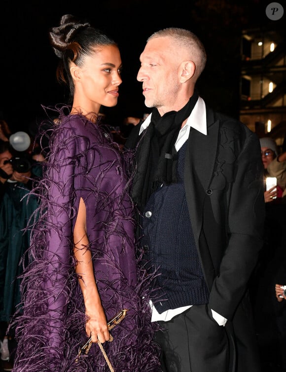 Vincent Cassel et sa femme Tina Kunakey au défilé de mode Valentino lors de la la Fashion Week printemps/été 2022 au Carreau du Temple à Paris, France, le 1er octobre 2021. © Veeren Ramsamy-Christophe Clovis/Bestimage 