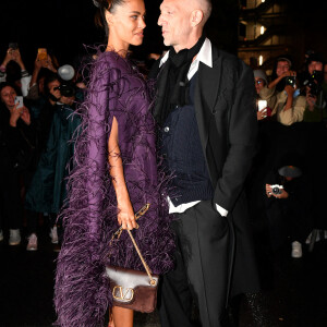 Vincent Cassel et sa femme Tina Kunakey au défilé de mode Valentino lors de la la Fashion Week printemps/été 2022 au Carreau du Temple à Paris, France, le 1er octobre 2021. © Veeren Ramsamy-Christophe Clovis/Bestimage 