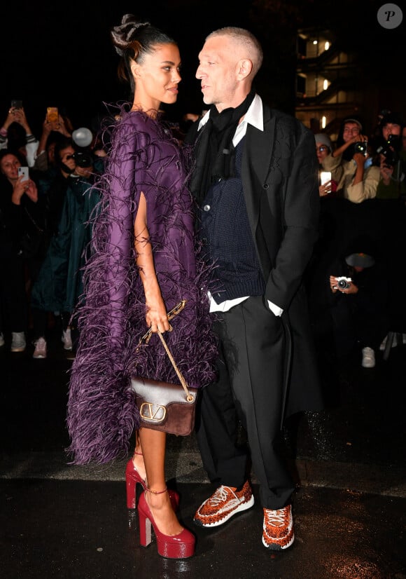 Vincent Cassel et sa femme Tina Kunakey au défilé de mode Valentino lors de la la Fashion Week printemps/été 2022 au Carreau du Temple à Paris, France, le 1er octobre 2021. © Veeren Ramsamy-Christophe Clovis/Bestimage 