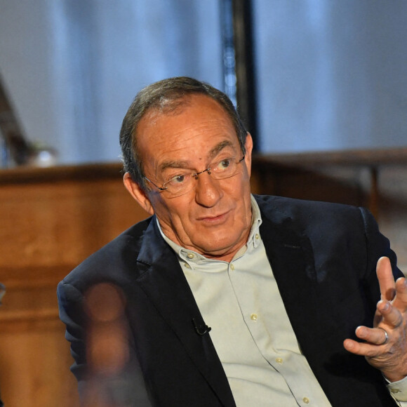 Jean-Pierre Pernaut et sa femme Nathalie Marquay - Jean-Pierre Pernaut et sa femme Nathalie Marquay lors de l'enregistrement de l'émission "Animaux Stars" le 23 novembre 2021, qui sera diffusée le 5 février 2022 sur la chaine Animaux. L'ancien présentateur du journal de 13h vient de révéler d'être atteint d'un cancer du poumon © Veeren/Bestimage 