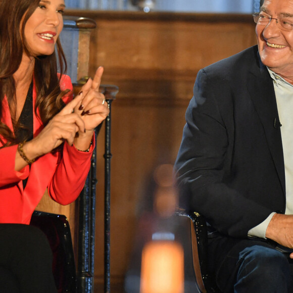 Jean-Pierre Pernaut et sa femme Nathalie Marquay - Jean-Pierre Pernaut et sa femme Nathalie Marquay lors de l'enregistrement de l'émission "Animaux Stars" le 23 novembre 2021, qui sera diffusée le 5 février 2022 sur la chaine Animaux. L'ancien présentateur du journal de 13h vient de révéler d'être atteint d'un cancer du poumon © Veeren/Bestimage 