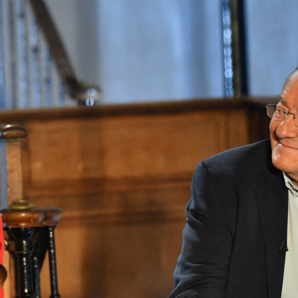Jean-Pierre Pernaut et sa femme Nathalie Marquay - Jean-Pierre Pernaut et sa femme Nathalie Marquay lors de l'enregistrement de l'émission "Animaux Stars" le 23 novembre 2021, qui sera diffusée le 5 février 2022 sur la chaine Animaux. L'ancien présentateur du journal de 13h vient de révéler d'être atteint d'un cancer du poumon © Veeren/Bestimage 