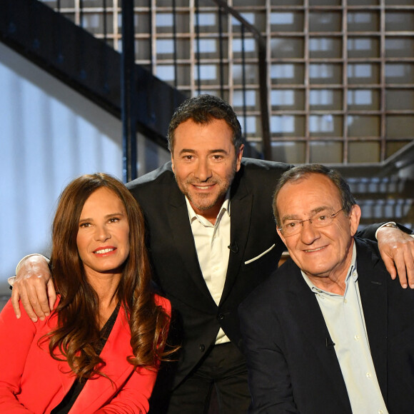 Bernard Montiel, Jean-Pierre Pernaut et sa femme Nathalie Marquay - Jean-Pierre Pernaut et sa femme Nathalie Marquay lors de l'enregistrement de l'émission "Animaux Stars" le 23 novembre 2021, qui sera diffusée le 5 février 2022 sur la chaine Animaux. L'ancien présentateur du journal de 13h vient de révéler d'être atteint d'un cancer du poumon © Veeren/Bestimage 