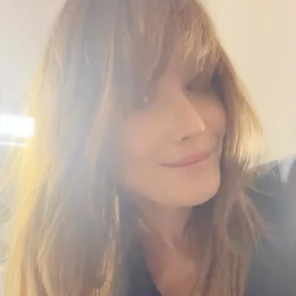 Carla Bruni dans les coulisses d'un shooting photo avec Olivier Rousteing, directeur artistique de la maison Balmain. Story Instagram du 3 février 2022.