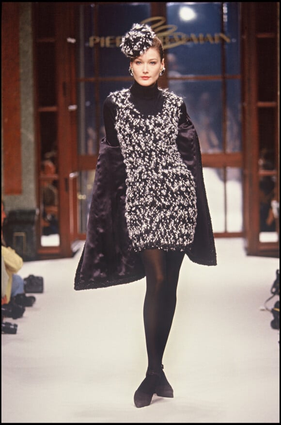 Carla Bruni défile pour Pierre Balmain, collection Haute Couture automne-hiver 1994-1995. Paris, le 18 juillet 1994.