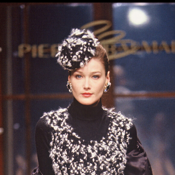 Carla Bruni défile pour Pierre Balmain, collection Haute Couture automne-hiver 1994-1995. Paris, le 18 juillet 1994.