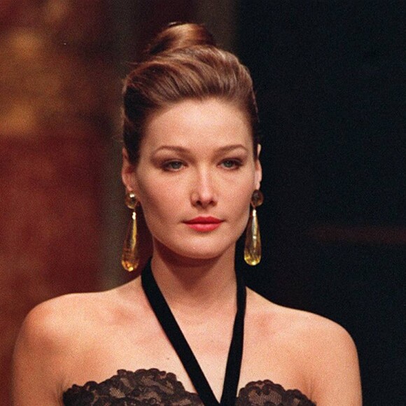 Carla Bruni défile pour Pierre Balmain, collection Haute Couture automne-hiver 1994-1995. Paris, le 18 juillet 1994.