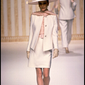 Carla Bruni défile pour Pierre Balmain, collection Haute Couture printemps-été 1994. Paris, le 14 janvier 1994.