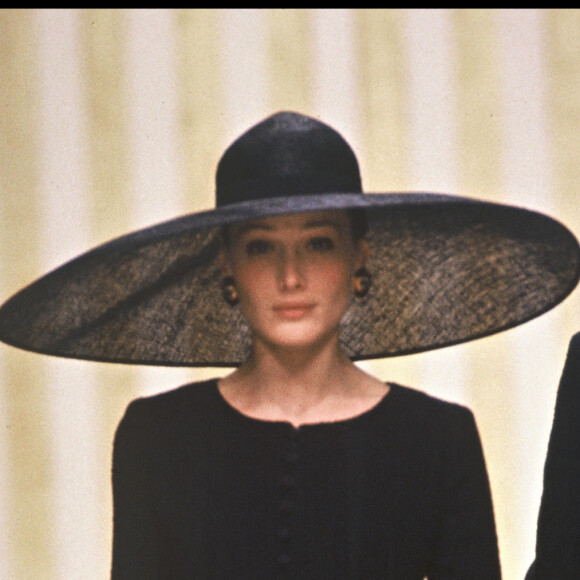 Carla Bruni défile pour Pierre Balmain, collection Haute Couture printemps-été 1994. Paris, le 14 janvier 1994.