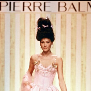 Carla Bruni défile pour Pierre Balmain, collection Haute Couture printemps-été 1994. Paris, le 14 janvier 1994.