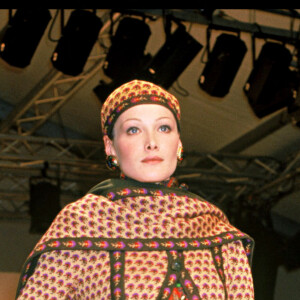 Carla Bruni défile pour Pierre Balmain, collection prêt-à-porter automne-hiver 1993-1994. Paris, le 20 mars 1993.